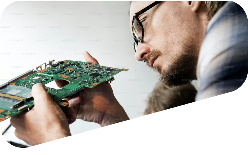 homme regardant des appareils électroniques et utilisant un vissuese